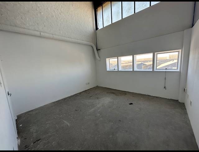 600M² WAREHOUSE TO LET IN PAARDEN EILAND